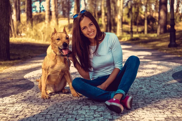 Kahverengi köpek ile esmer kadın — Stok fotoğraf