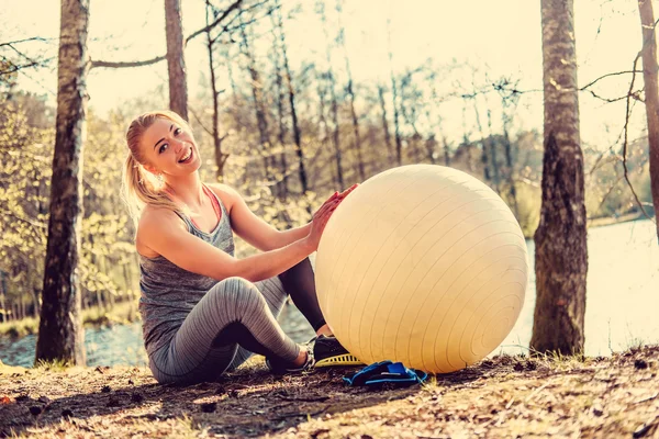 Joven mujer en ejercicio de ropa deportiva —  Fotos de Stock