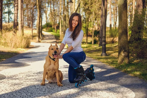 Morena mujer con marrón perro — Foto de Stock