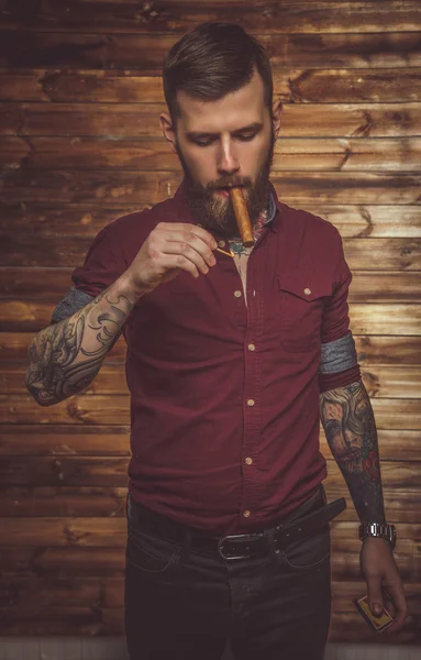 Barbudo hombre moderno en camisa . — Foto de Stock