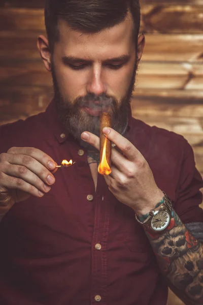 Homem moderno barbudo em camisa . — Fotografia de Stock