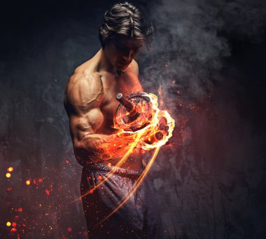 Gömleksiz vücut egzersizleri yapıyor.