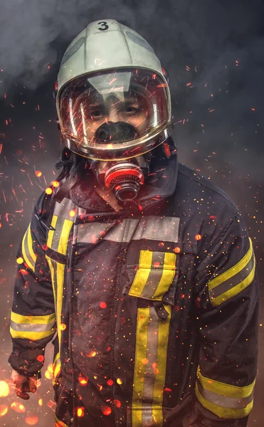 Bombeiro em máscara de oxigênio — Fotografia de Stock