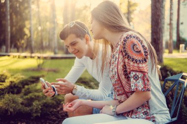 Bir parkta bir bankta güzel Çift