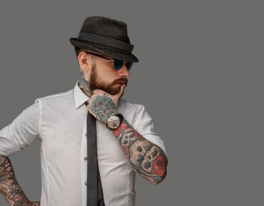 Acımasız adam beyaz gömlekli