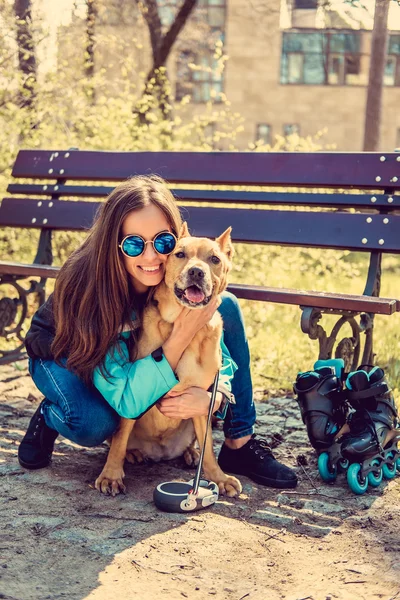 Morena mujer con marrón perro —  Fotos de Stock