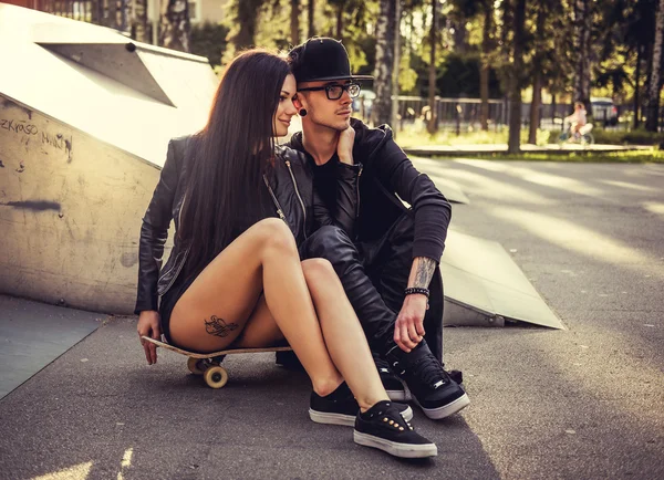 Pareja casual en un parque de skate . —  Fotos de Stock