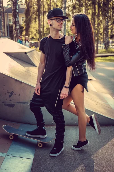 Casal em um parque de skate . — Fotografia de Stock