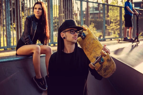 Casual par i en skateboardpark. — Stockfoto