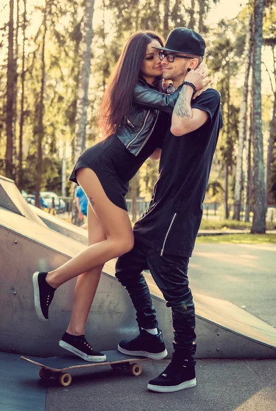 Couple décontracté dans un skate park . — Photo