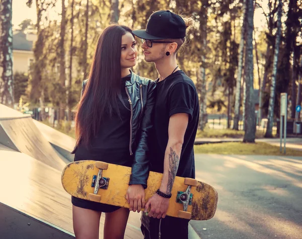 Hétköznapi pár egy skate park. — Stock Fotó