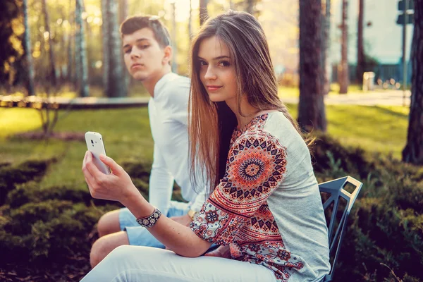 Belo casal em um banco em um parque — Fotografia de Stock