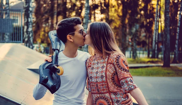 Lässiges Paar in einem Skatepark. — Stockfoto