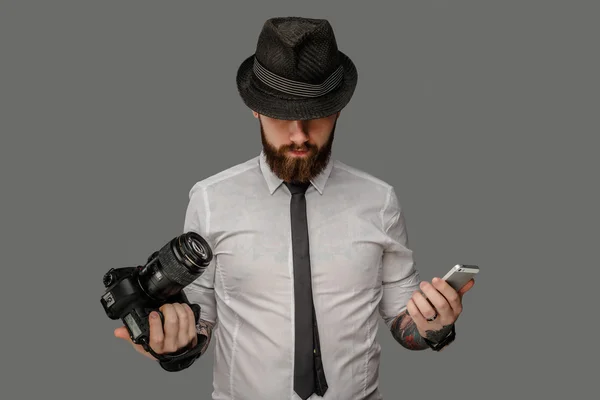 Hombre con cámara réflex digital —  Fotos de Stock