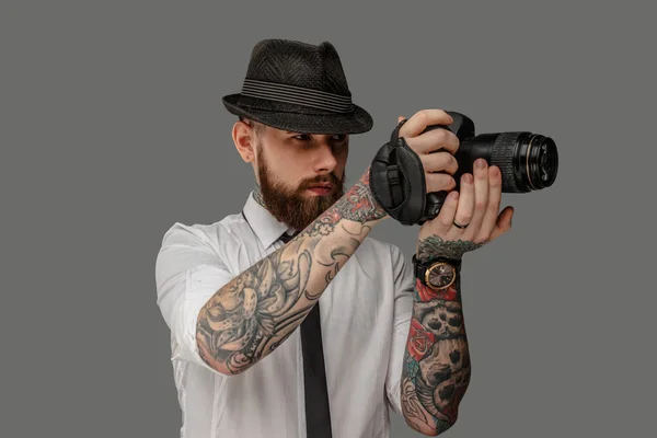 Homem com câmera DSLR — Fotografia de Stock