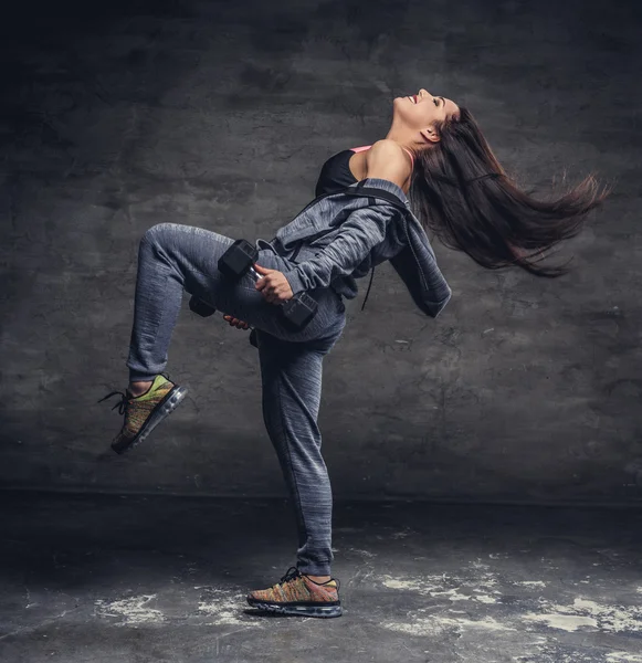 Vrouw in actie met halters — Stockfoto