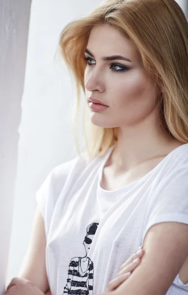 Blond kobieta biały t-shirt. — Zdjęcie stockowe