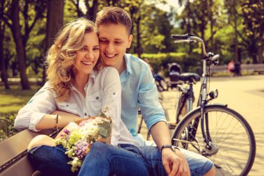 mutlu çift çiçekler