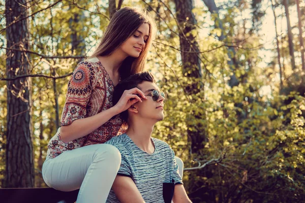 Verliefde volwassen paar in zomer park — Stockfoto