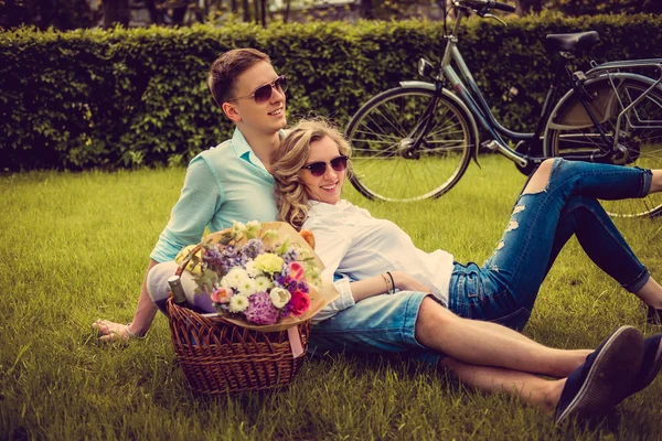 Adult couple on picnic in a park — Stock Photo, Image
