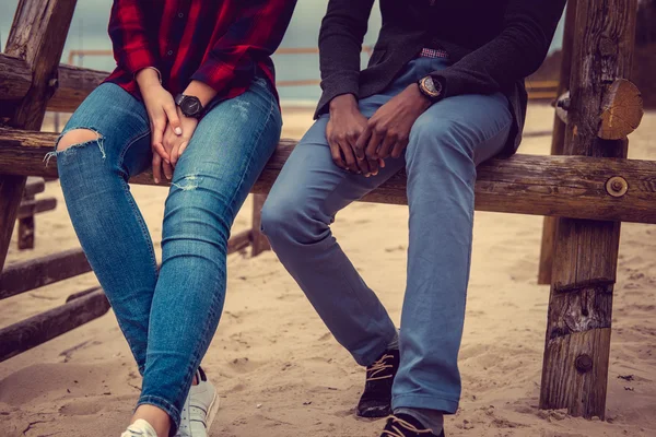 Afro-American kille med kaukasisk kvinna — Stockfoto