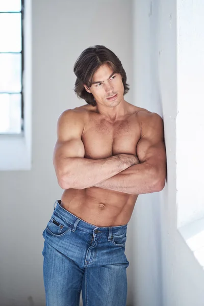 Muskulös solbrända kille i denim jeans — Stockfoto