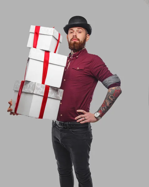 Bärtiger tätowierter Mann mit Geschenkschachteln — Stockfoto
