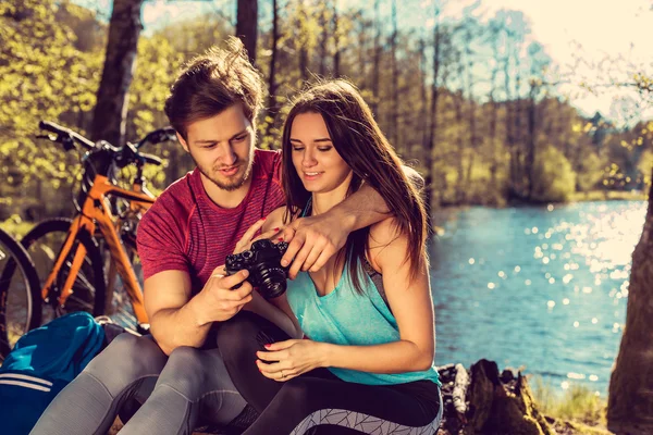 Älskande par ta bilder — Stockfoto