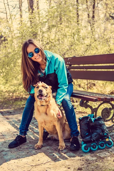 Femme brune avec chien brun — Photo