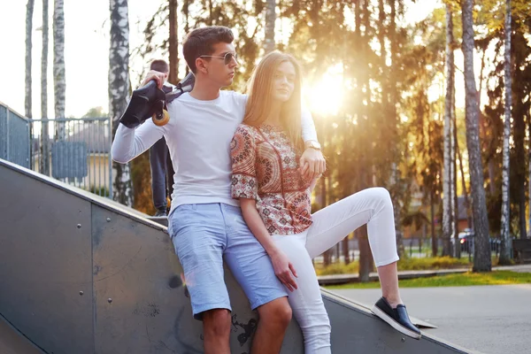 Casual paar in een skatepark. — Stockfoto