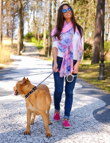Bruneta žena s hnědý pes — Stock fotografie