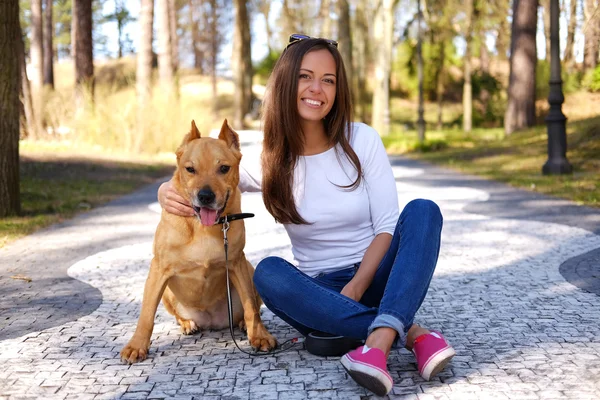 Brunetka kobieta z psem brązowy — Zdjęcie stockowe