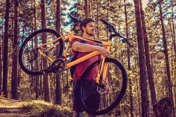 Positivo desportivo masculino com bicicleta — Fotografia de Stock