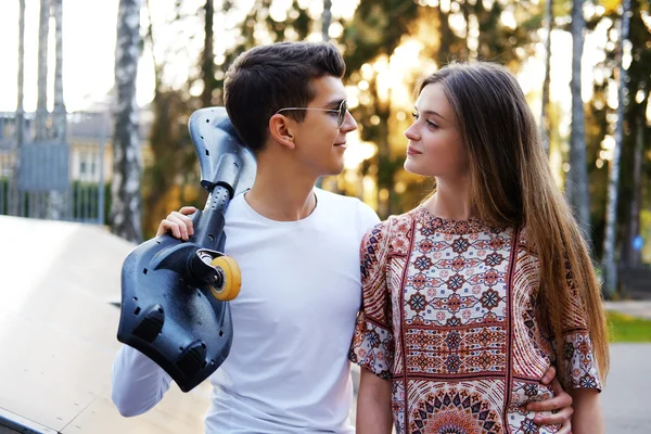 Casual couple in a skate park. — Stock Photo, Image