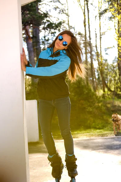 Casual brunette femme en lunettes de soleil — Photo