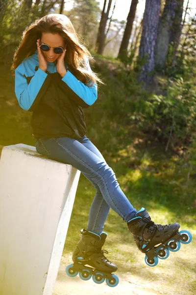 Mujer morena casual en gafas de sol — Foto de Stock