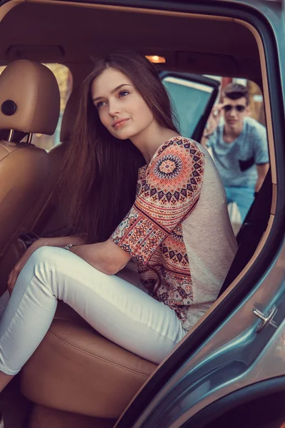 Jeune femme dans une voiture — Photo