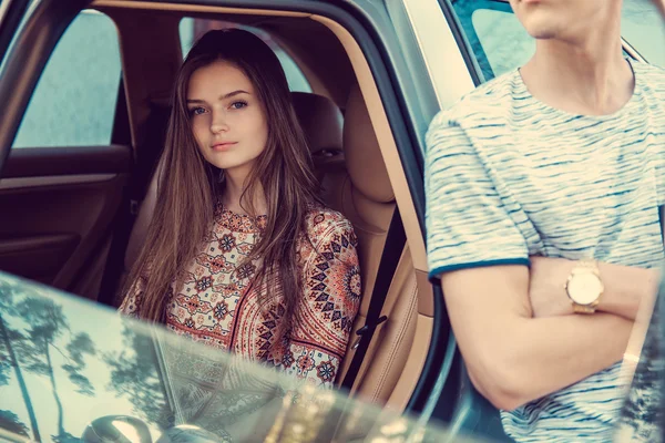 차에 탄 젊은 여자 — 스톡 사진