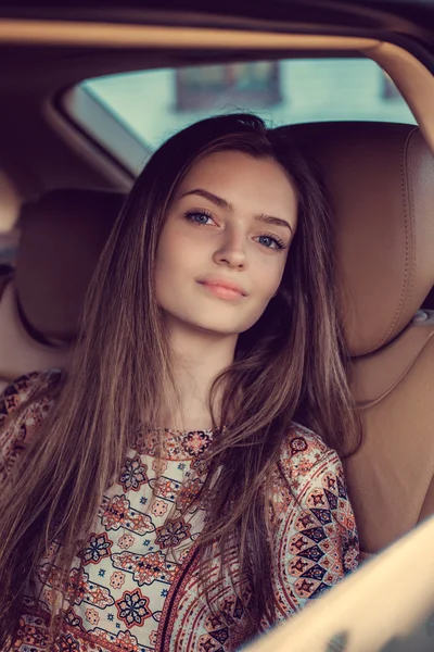 Νεαρή γυναίκα σε ένα αυτοκίνητο — Φωτογραφία Αρχείου