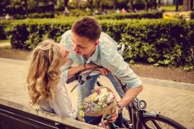 Sarışın kadına çiçek veren adam