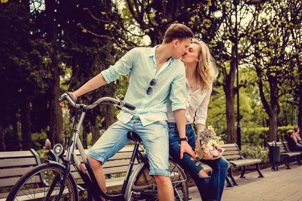 Mann auf Fahrrad küsst blonde Frau — Stockfoto