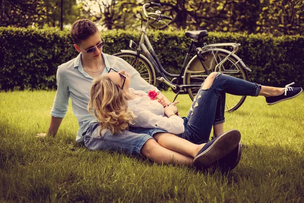 Volwassen paar op picknick in een park — Stockfoto