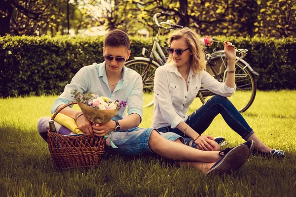 Volwassen paar op picknick in een park — Stockfoto