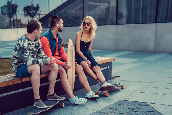 Två man och en kvinna med longboards — Stockfoto