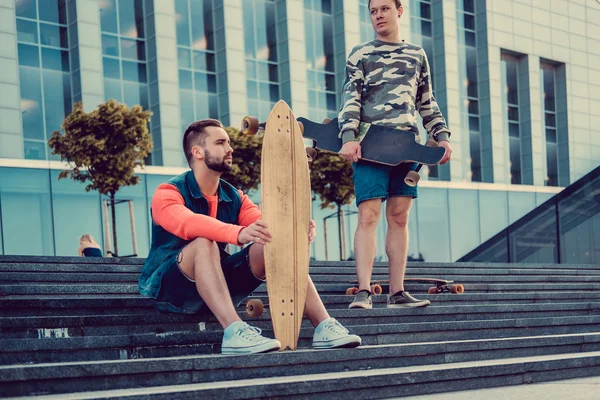 İki kentsel erkek longboards ile poz — Stok fotoğraf