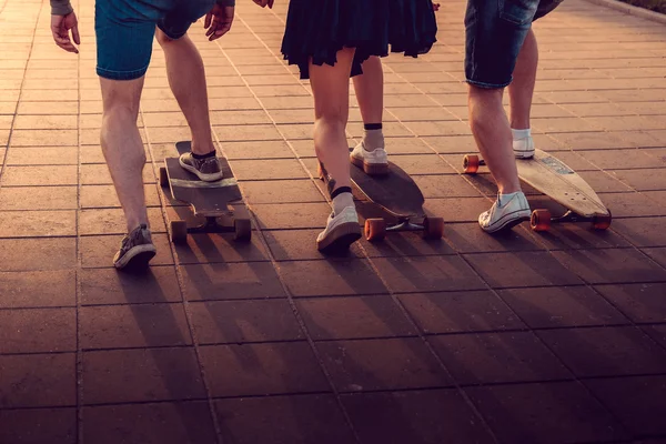 Patinadores urbanos pernas em longboards — Fotografia de Stock