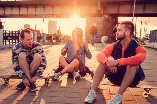 Två man och en kvinna med longboards — Stockfoto