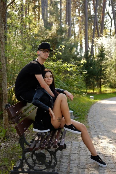 Pareja casual en el parque de verano . — Foto de Stock