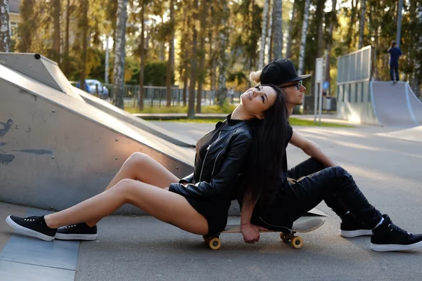 Casual par i en skateboardpark. — Stockfoto