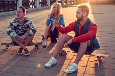 İki erkek ve bir kadın longboards ile